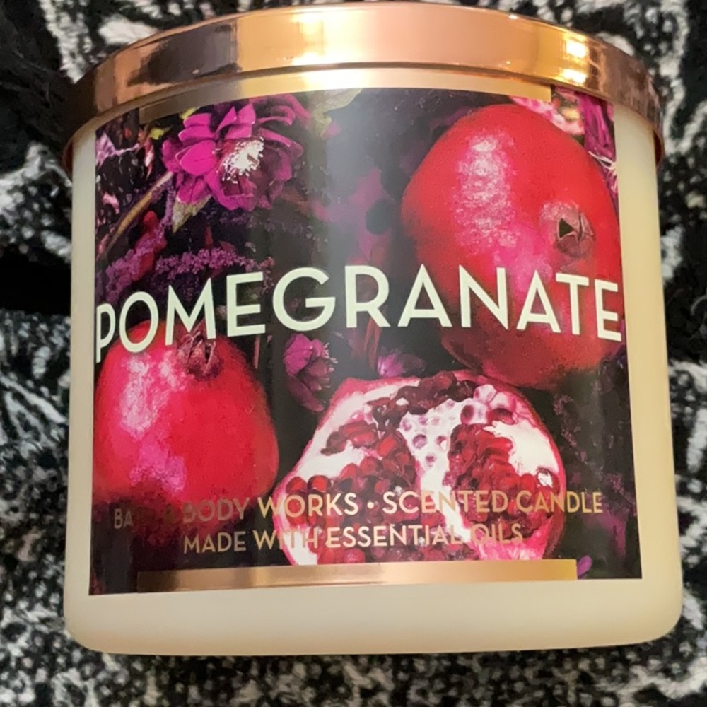 Bath and body works pomegranate candle